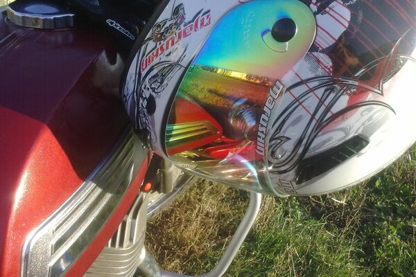 Motorradhelm mit rotem Motorrad