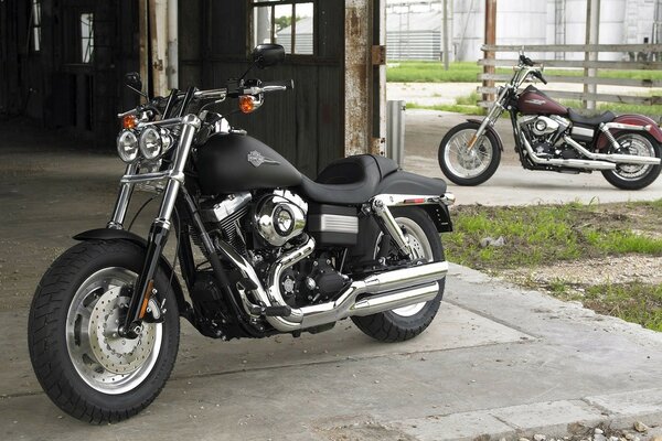 Moto harley davidson, vélo dans la rue en bon état