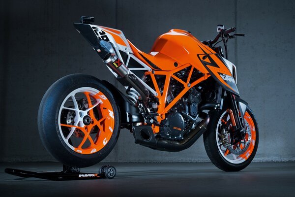 Title orange superduke auf schwarzem Hintergrund