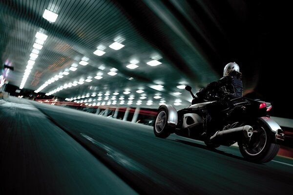 Un vélo Spyder Can-Am dans le tunnel