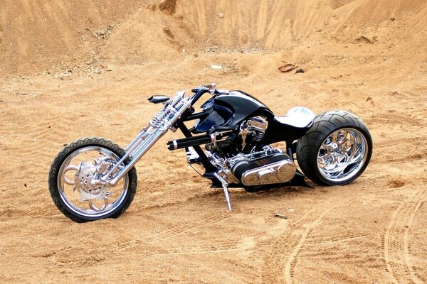 La moto en carrière. Moto sur le sable