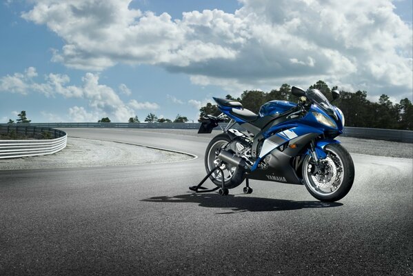 Moto deportiva azul en la pista de carreras