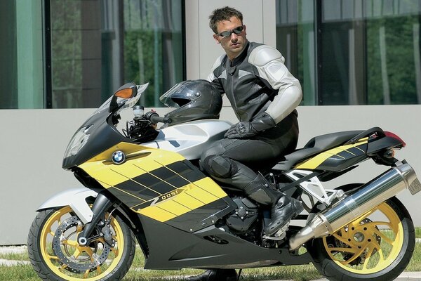 Moto BMW jaune avec motocycliste