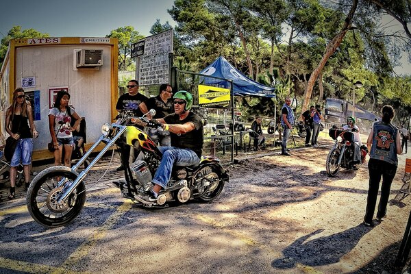 Un español monta una motocicleta harley-davidson