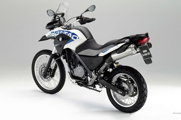 Moto de sport BMW sur fond gris neutre