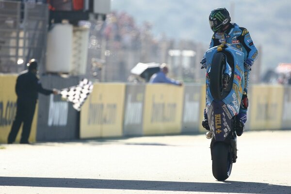 Le motocycliste en bleu termine premier