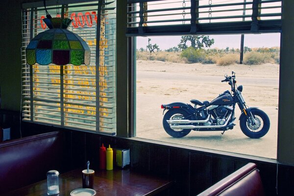 Harrlay davidson Motorrad, Blick aus dem Fenster des Cafés