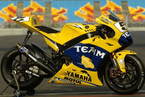 Moto giapponese Yamaha giallo