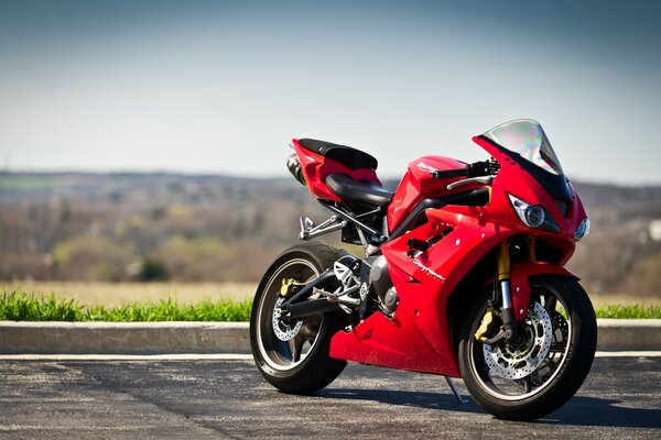 Rot daytona 675 in der Nähe der Straße