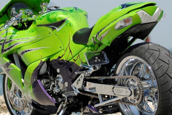 Moto verde con neumáticos grandes