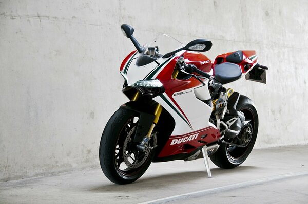 Ducati moto sport rouge et blanc