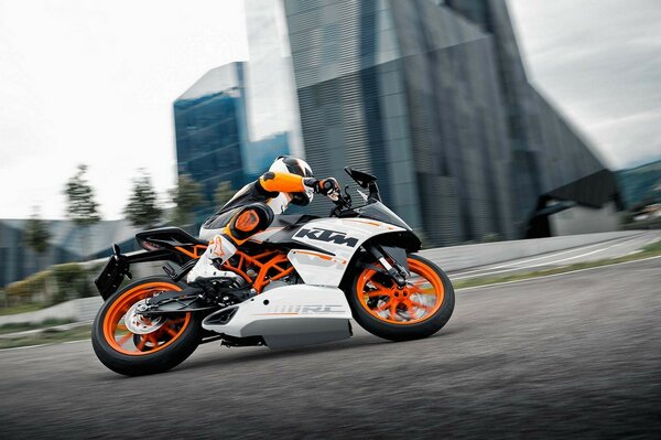 The fast-paced racing ktm puts a turn around the city