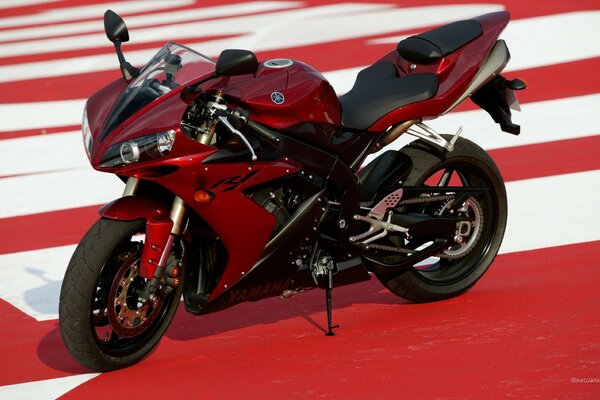 Yamaha R1 rouge sport moto