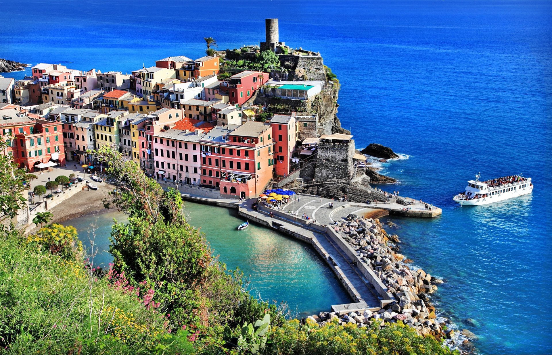 vernazza città provincia della spezia provincia cinque terre cinque terre italia mar ligure case barche pietre costa alberi natura paesaggio