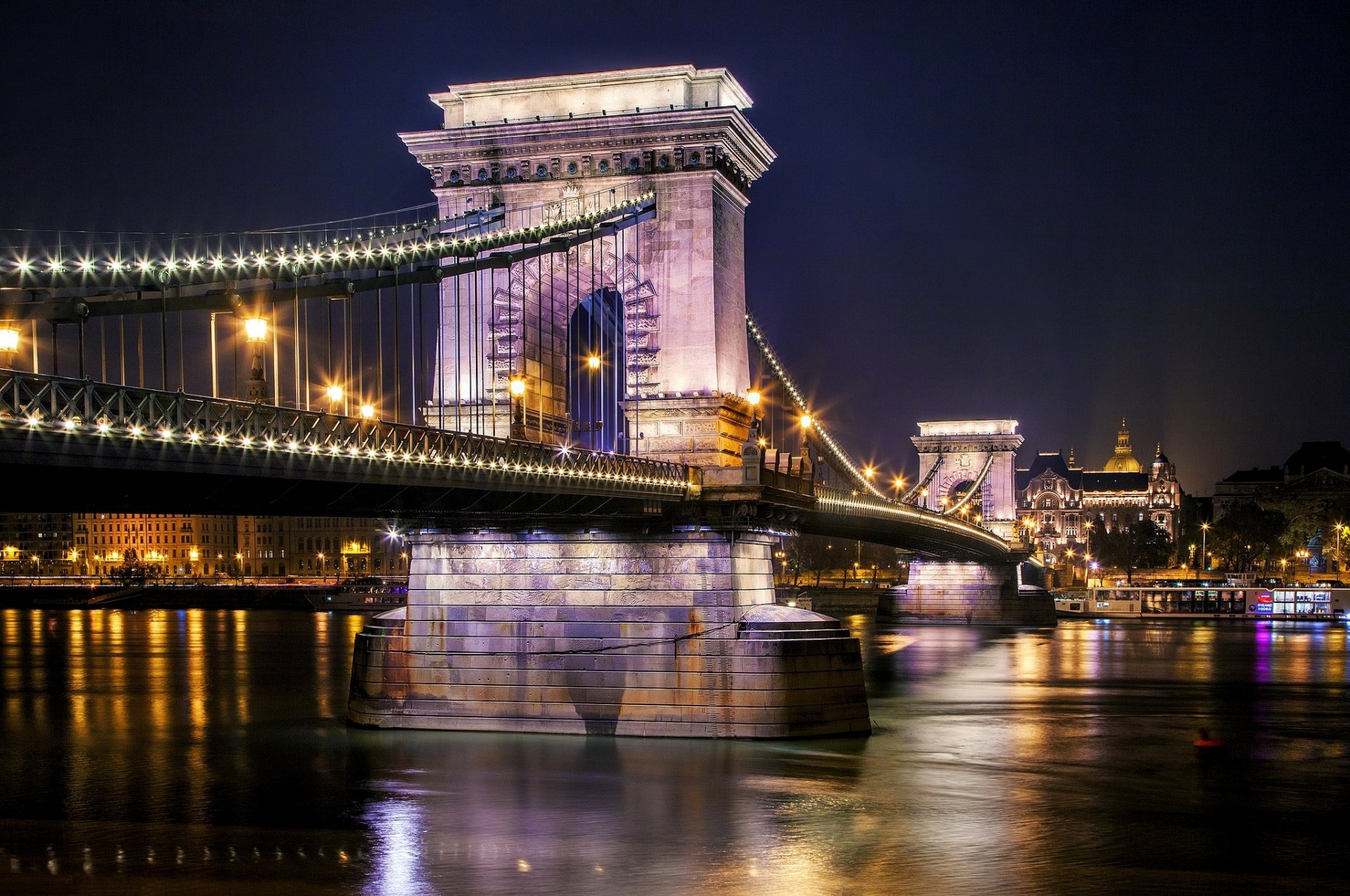 puente de las cadenas széchenyi széchenyi lánchíd budapest hungría magyarország río danubio noche luz reflexión ciudad