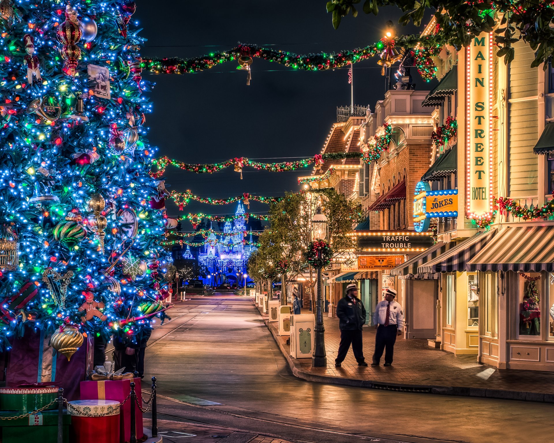 ville noël nouvel an route ciel lumières vacances arbre de noël disney lanternes