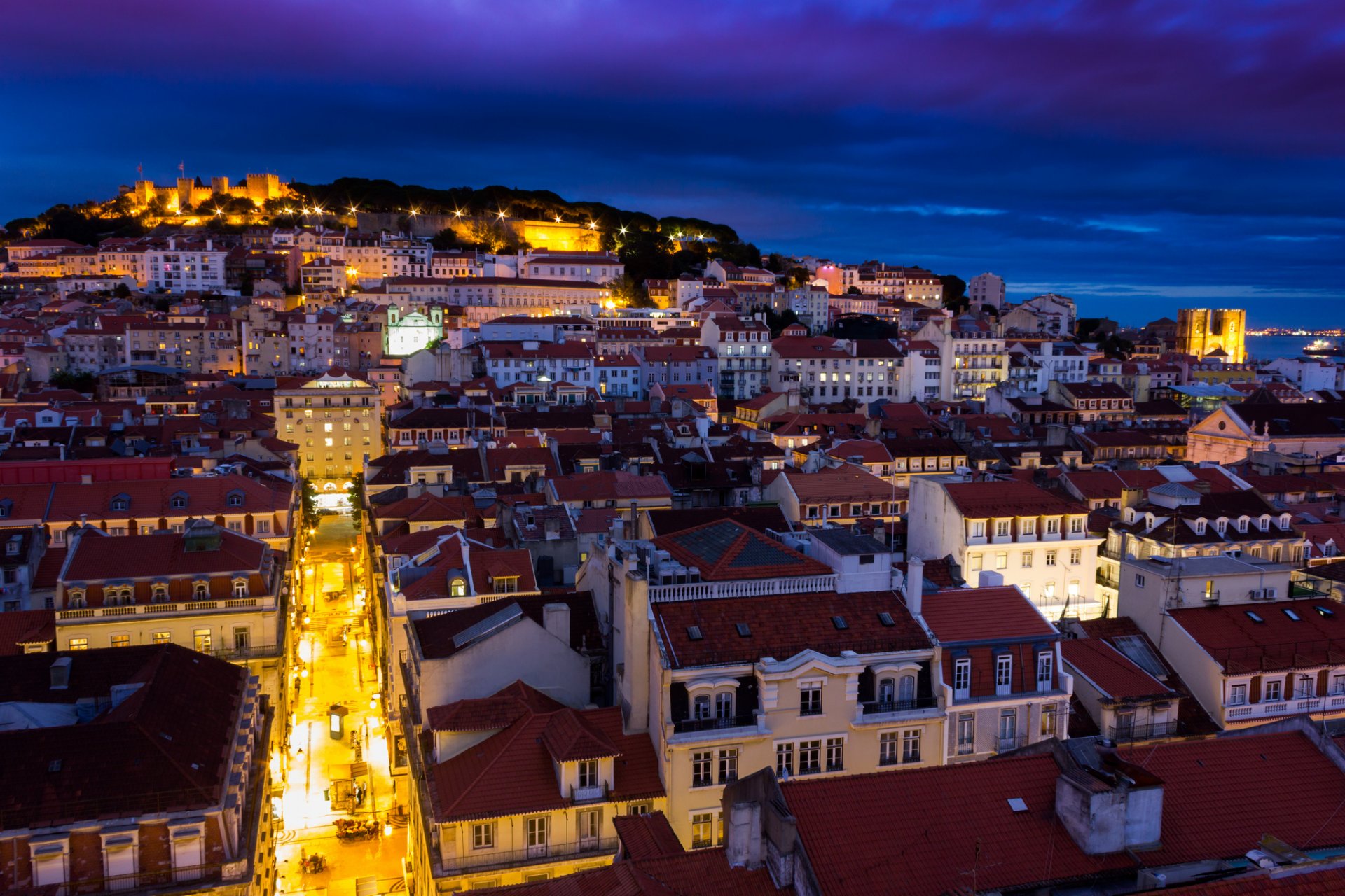 portugal lisbonne capitale maisons bâtiments architecture forteresse nuit lumières rétro-éclairage bleu ciel