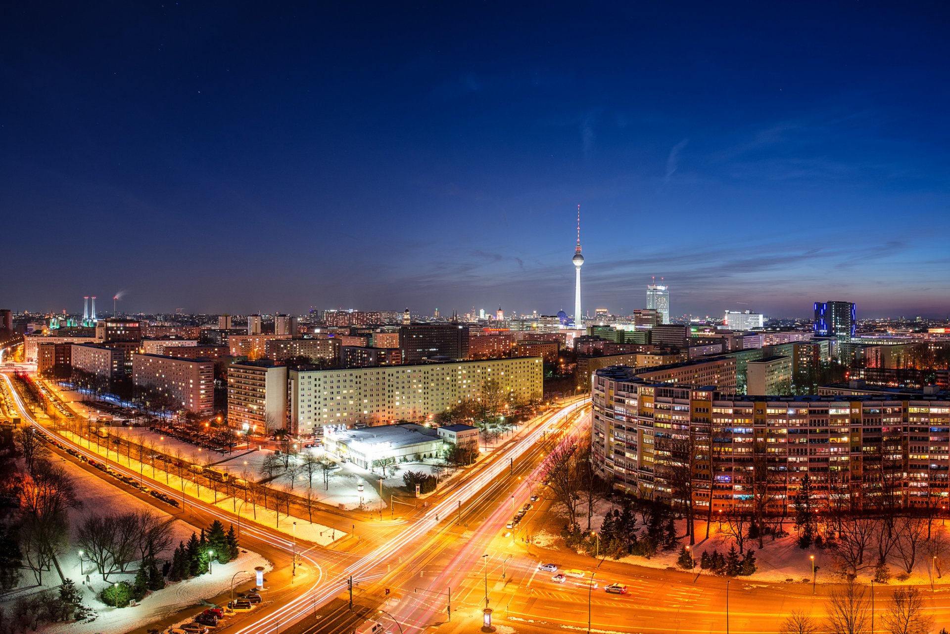 berlín capital alemania ciudad panorama noche casas edificios torre de televisión camino exposición luces coches