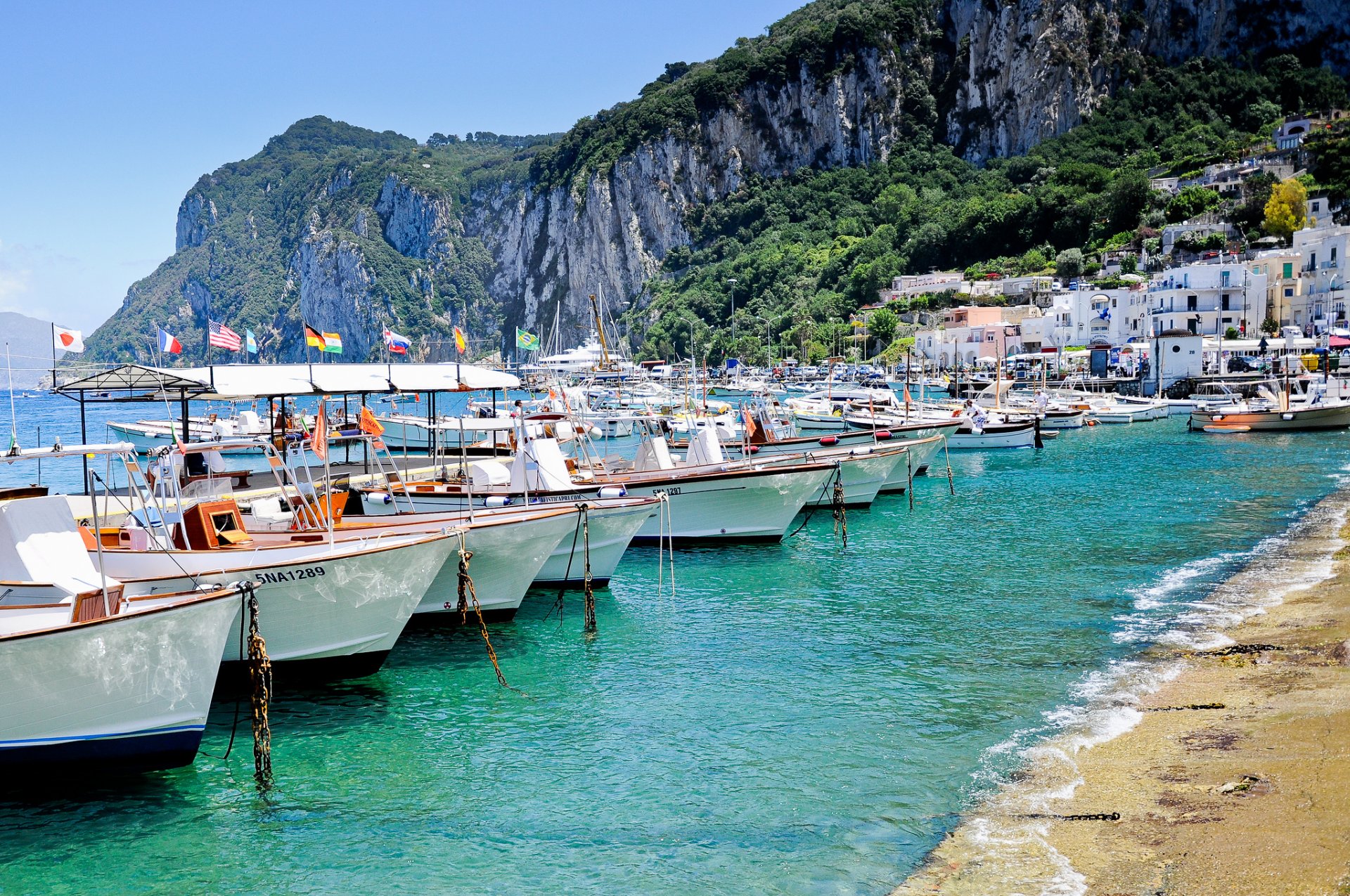 capri italien insel meer boote ufer felsen häuser