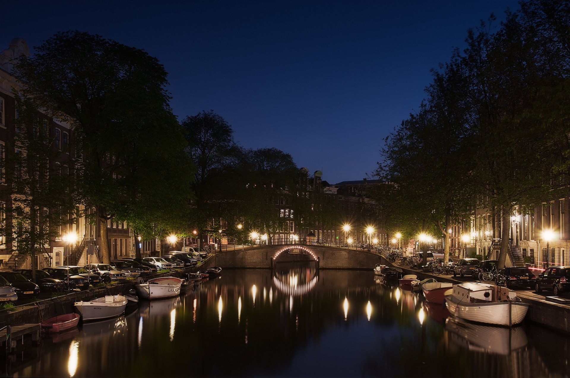 holland amsterdam straße autos kanal boote nacht lichter laternen reflexion