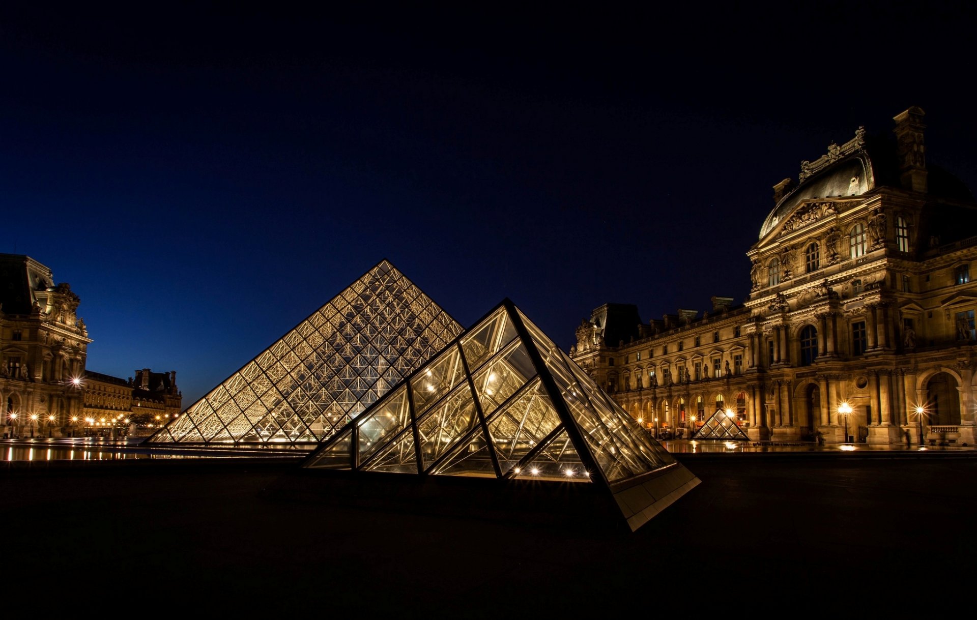 louvre francia parigi museo piramide luce illuminazione città notte