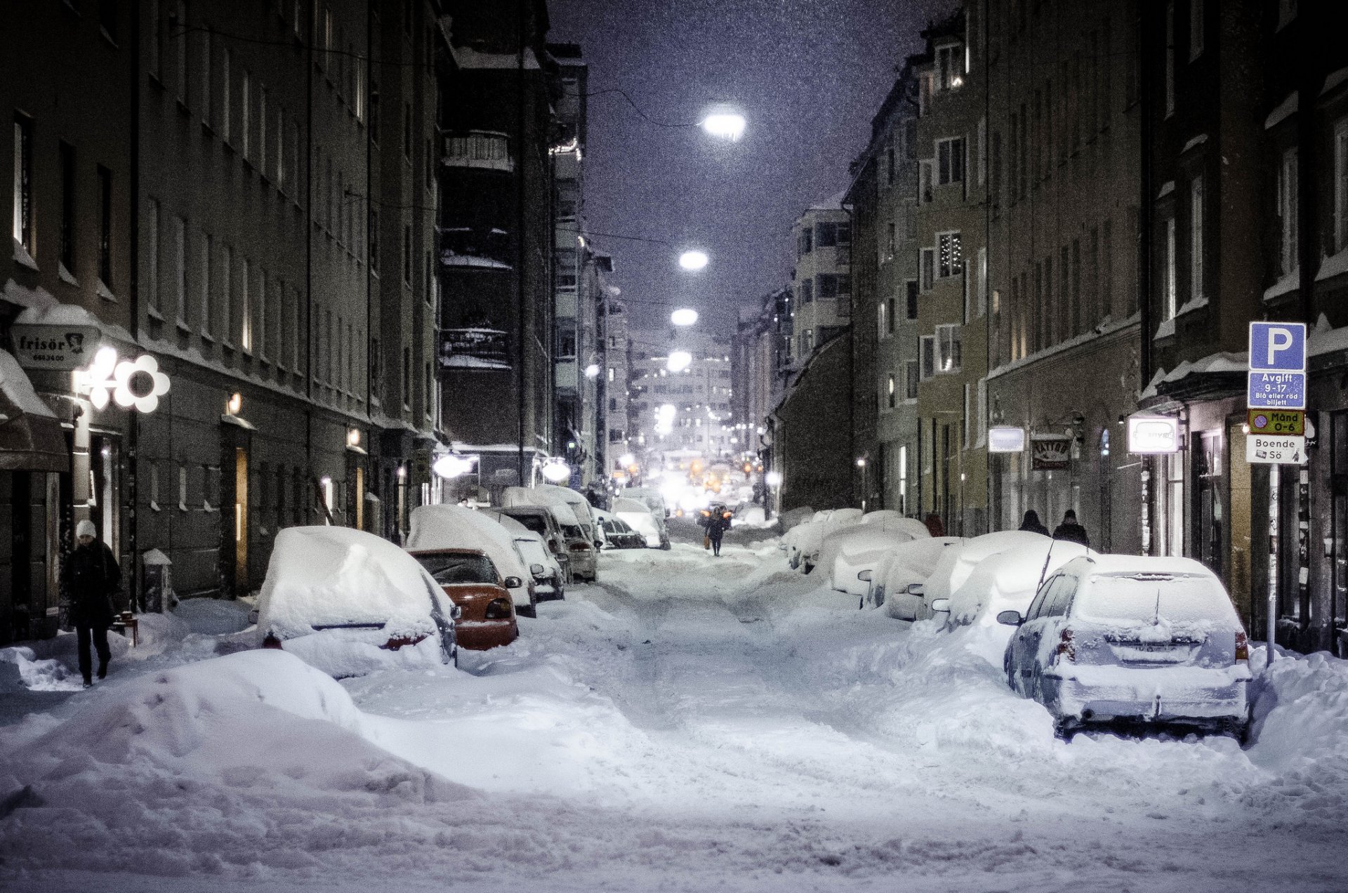 ville nuit rue lanternes chutes de neige