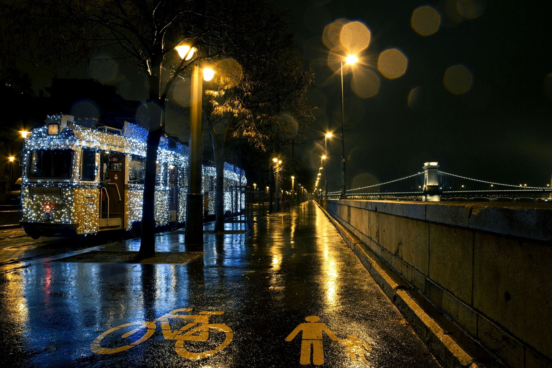 budapest ungarn magyarország széchenyi lánchíd kettenbrücke széchenyi stadt nacht straßenbahn girlanden straße asphalt fluss donau beleuchtung laternen