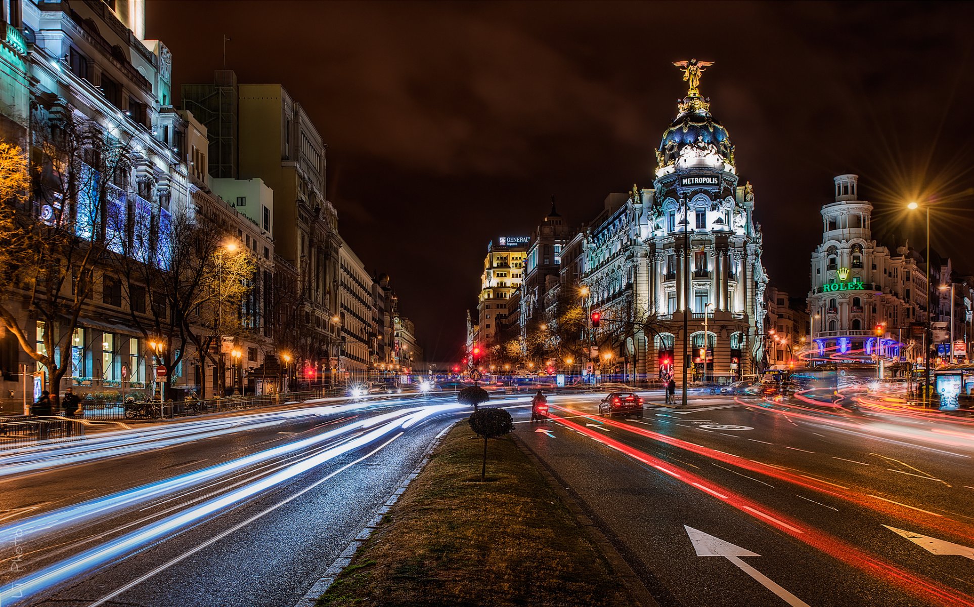 alcalá de henares alcalá de henares madrid spagna città notte architettura costruzioni strada esposizione automobili persone case