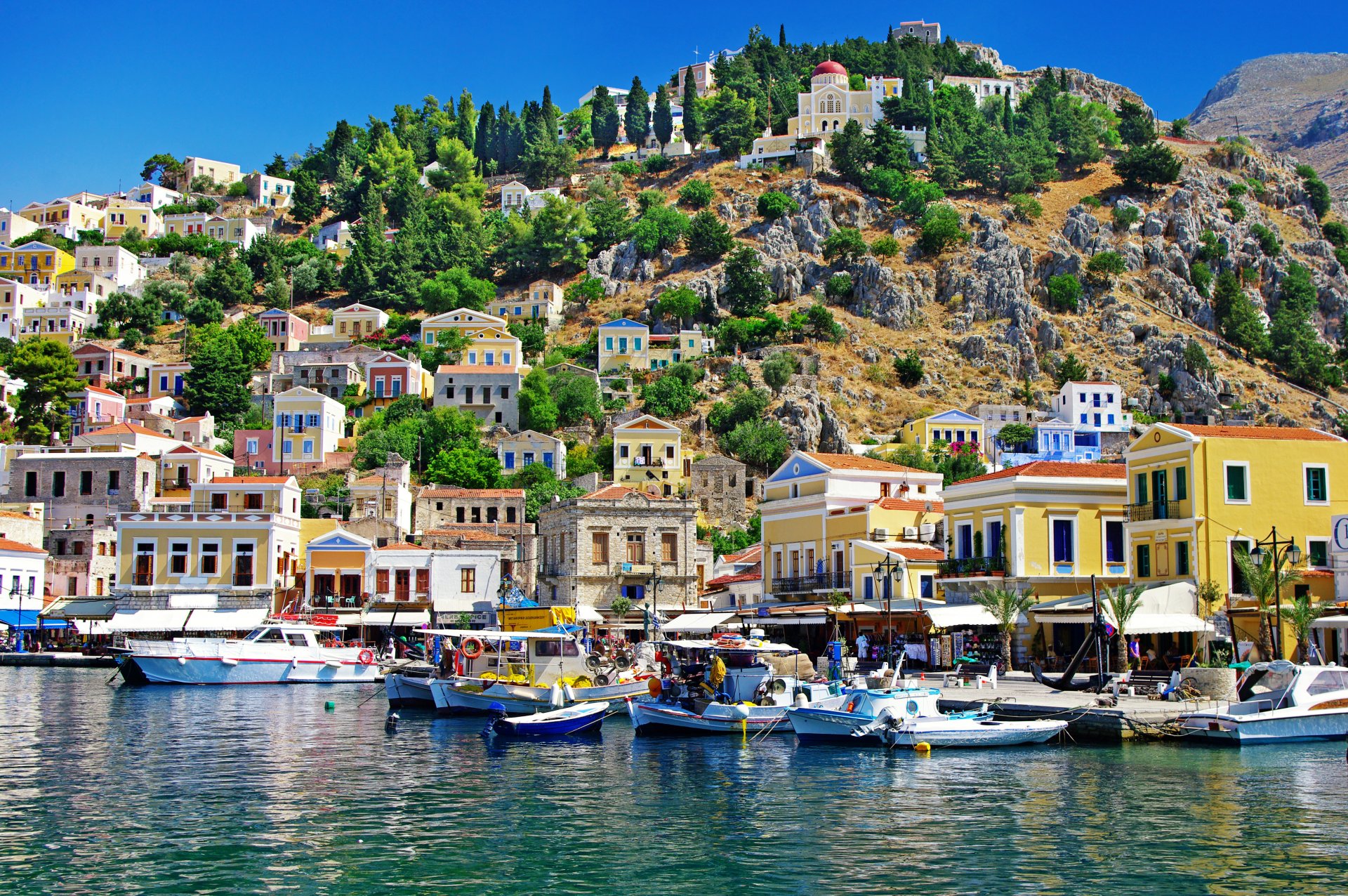 grèce simi île mer égée bateaux côte maisons montagnes pierres nature arbres