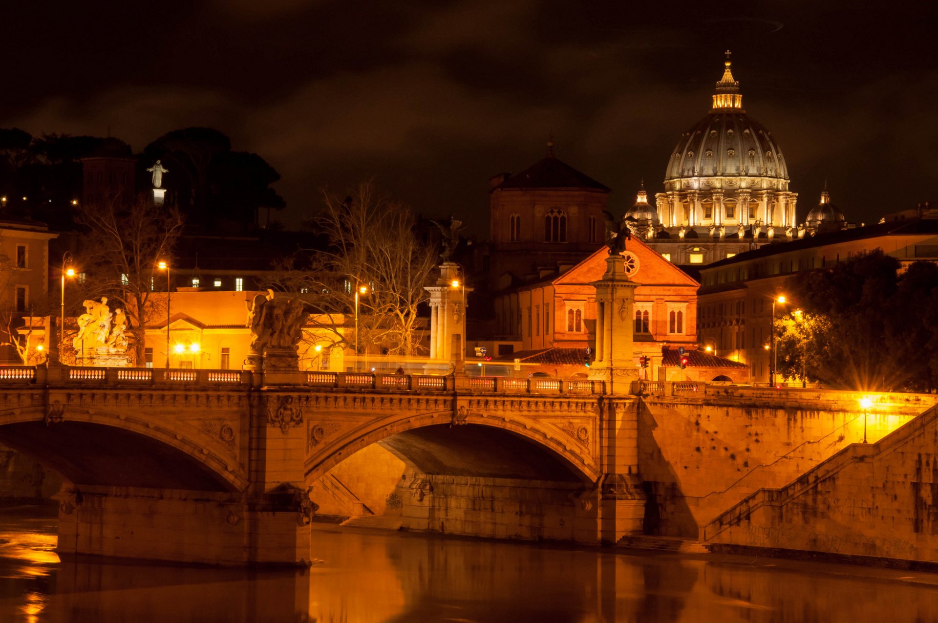 tato della città del vaticano ватикан рим италия санкт-анджело мост мост святого ангела базилика святого петра собор святого петра река тибр архитектура город ночь свет освещение фонари