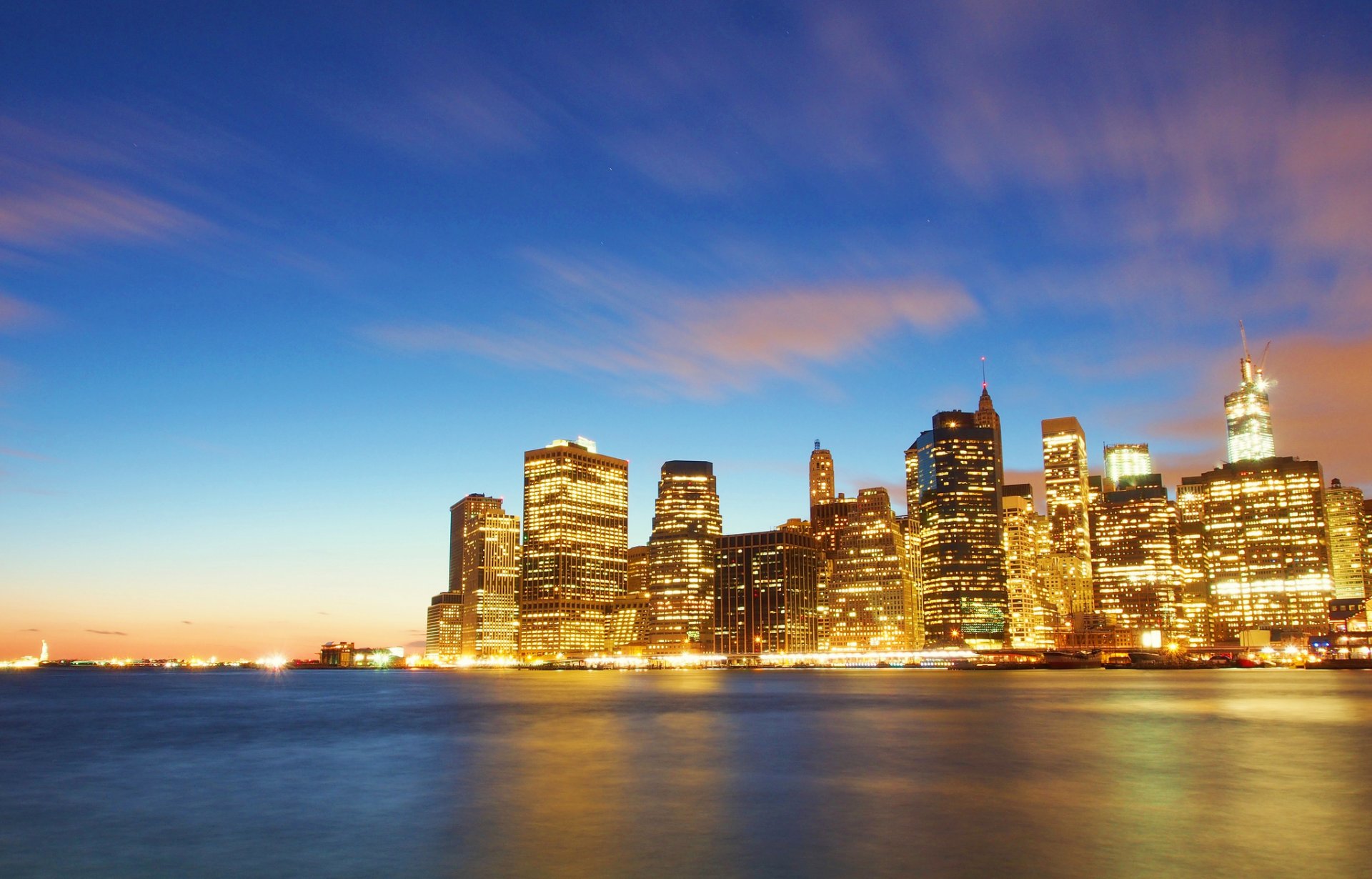 new york manhattan wall street distretto finanziario stati uniti east river città sera luci fiume grattacieli grattacieli edifici case