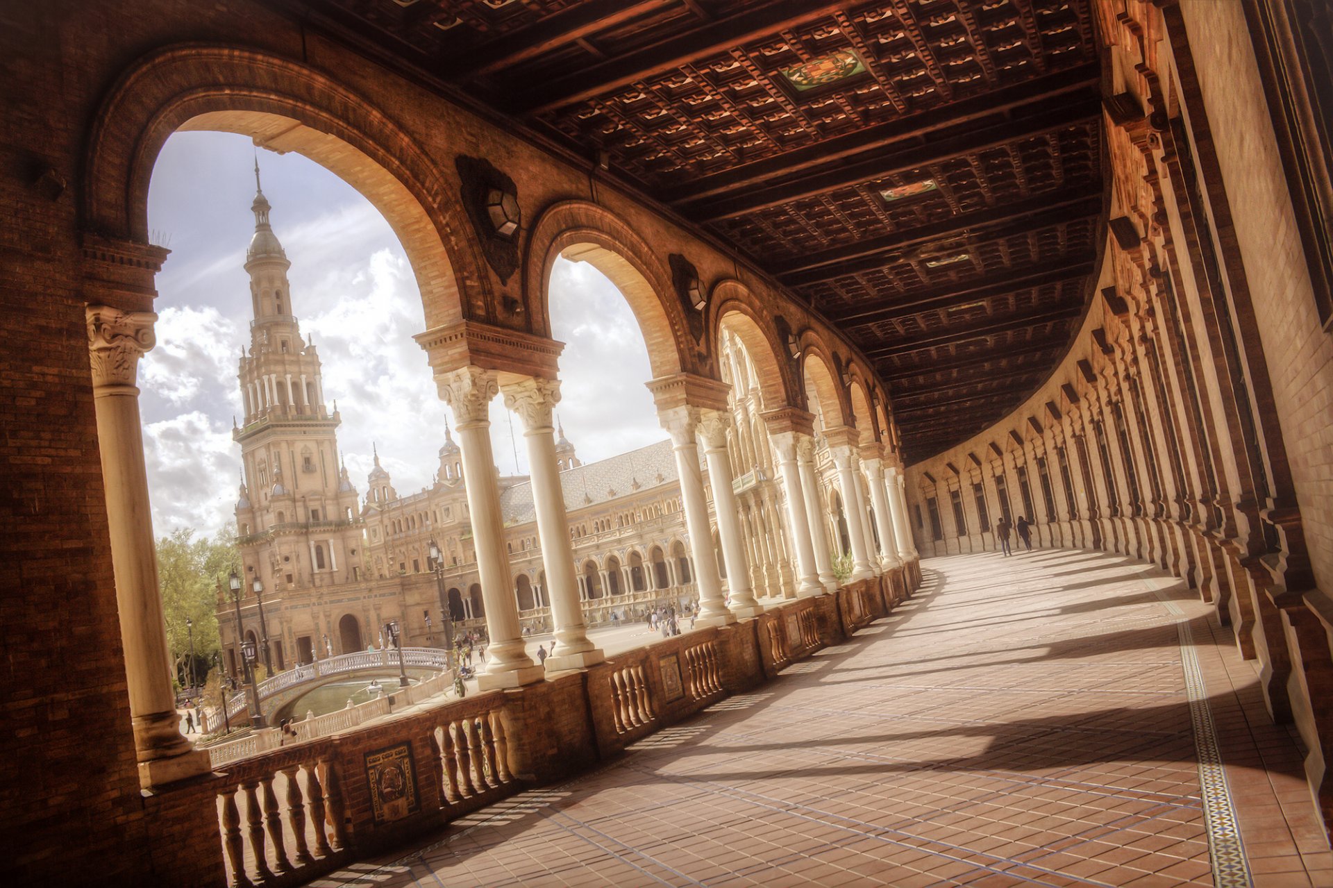 sevilla plaza de españa andalucía andalusien spanien platz brunnen brücke säulen menschen