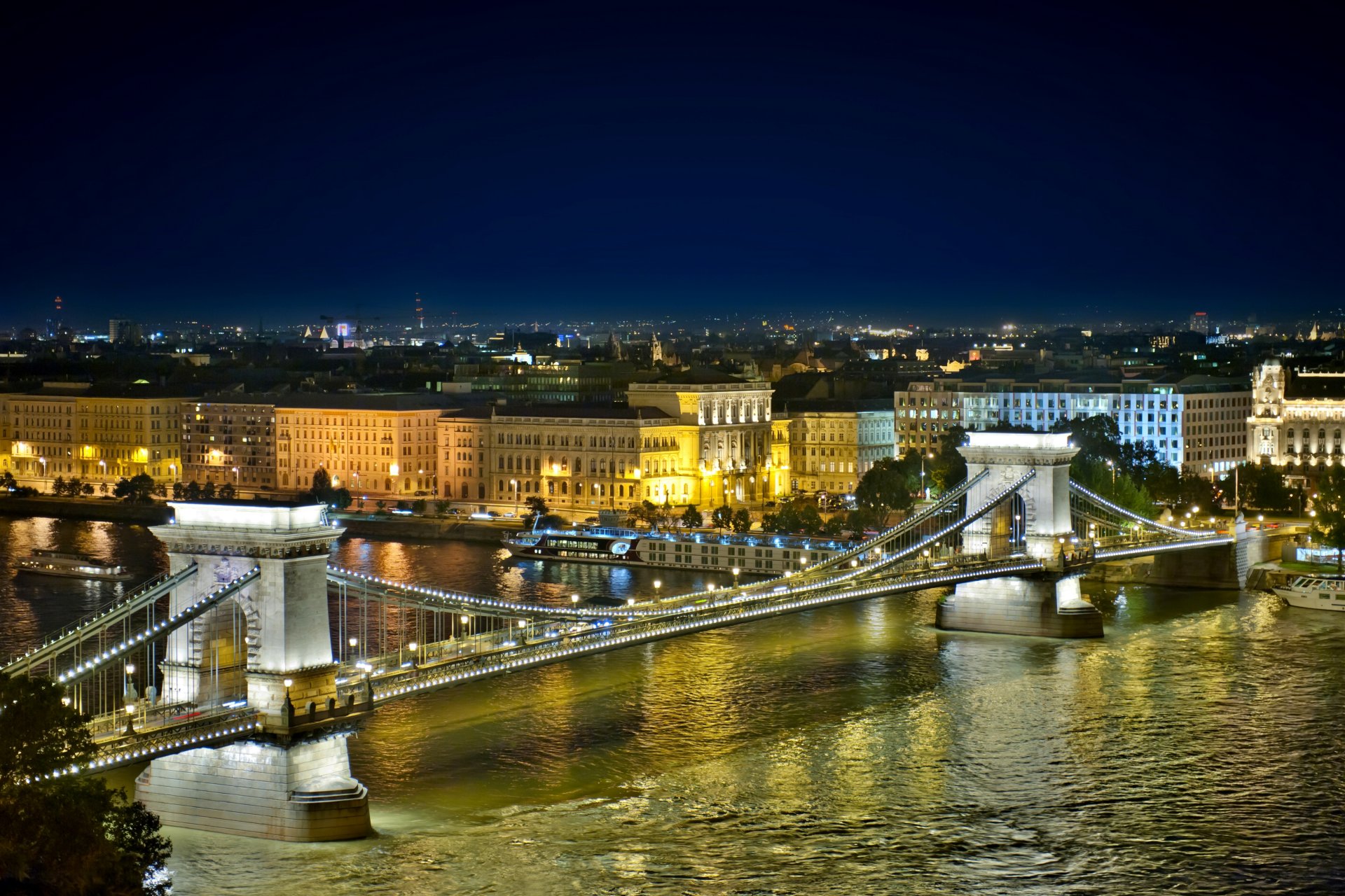 budapest hongrie pont des chaînes rivière danube ville nuit maisons bâtiments