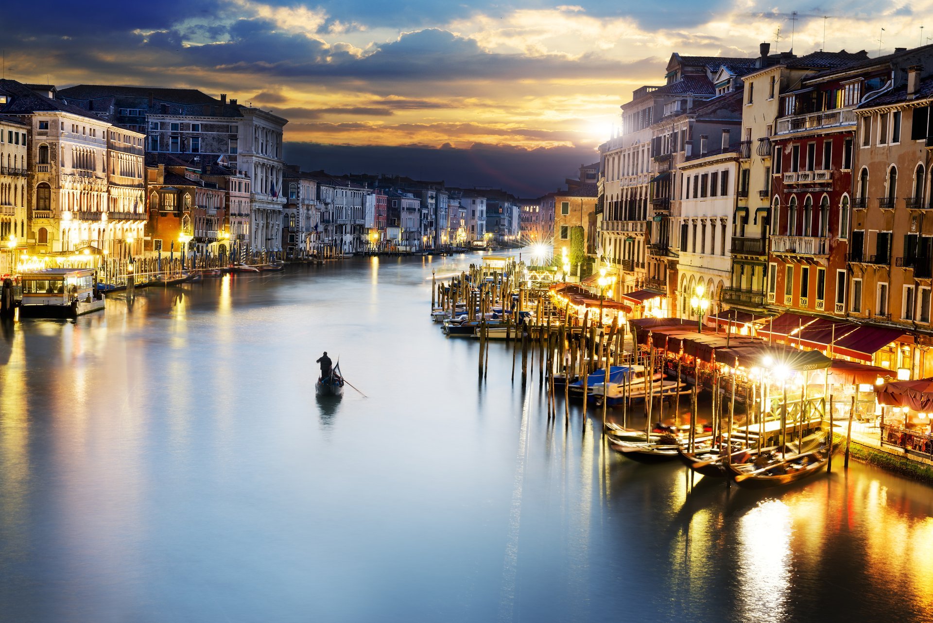 venedig stadt italien canal grande canal grande abend himmel wolken sonnenuntergang häuser gebäude meer gondeln menschen laternen beleuchtung