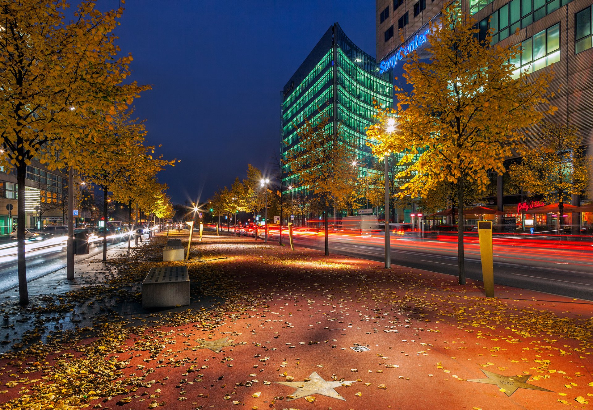 boulevard der zvezda potsdamer platz berlino boulevard zvezda germania città notte autunno foglie alberi panchine strada estratto costruzioni