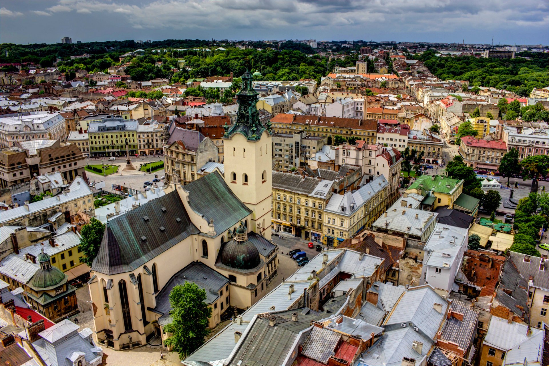 lviv lviv ucraina cattedrale latina architettura case tetti edifici città panorama nuvoloso nuvole