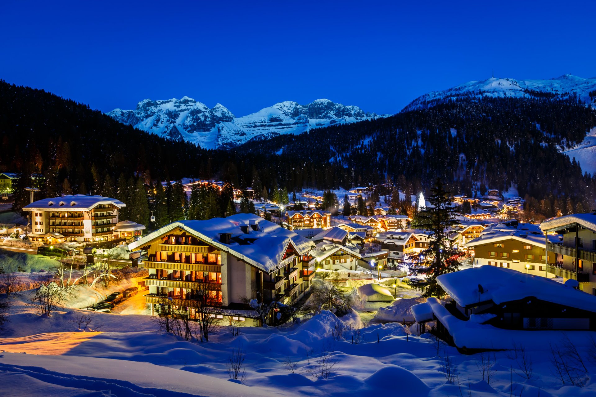 madonna di campiglio italia italien alpi madonna di campiglio alpen berge stadt schnee bäume weihnachtsbäume häuser gebäude lichter nacht winter