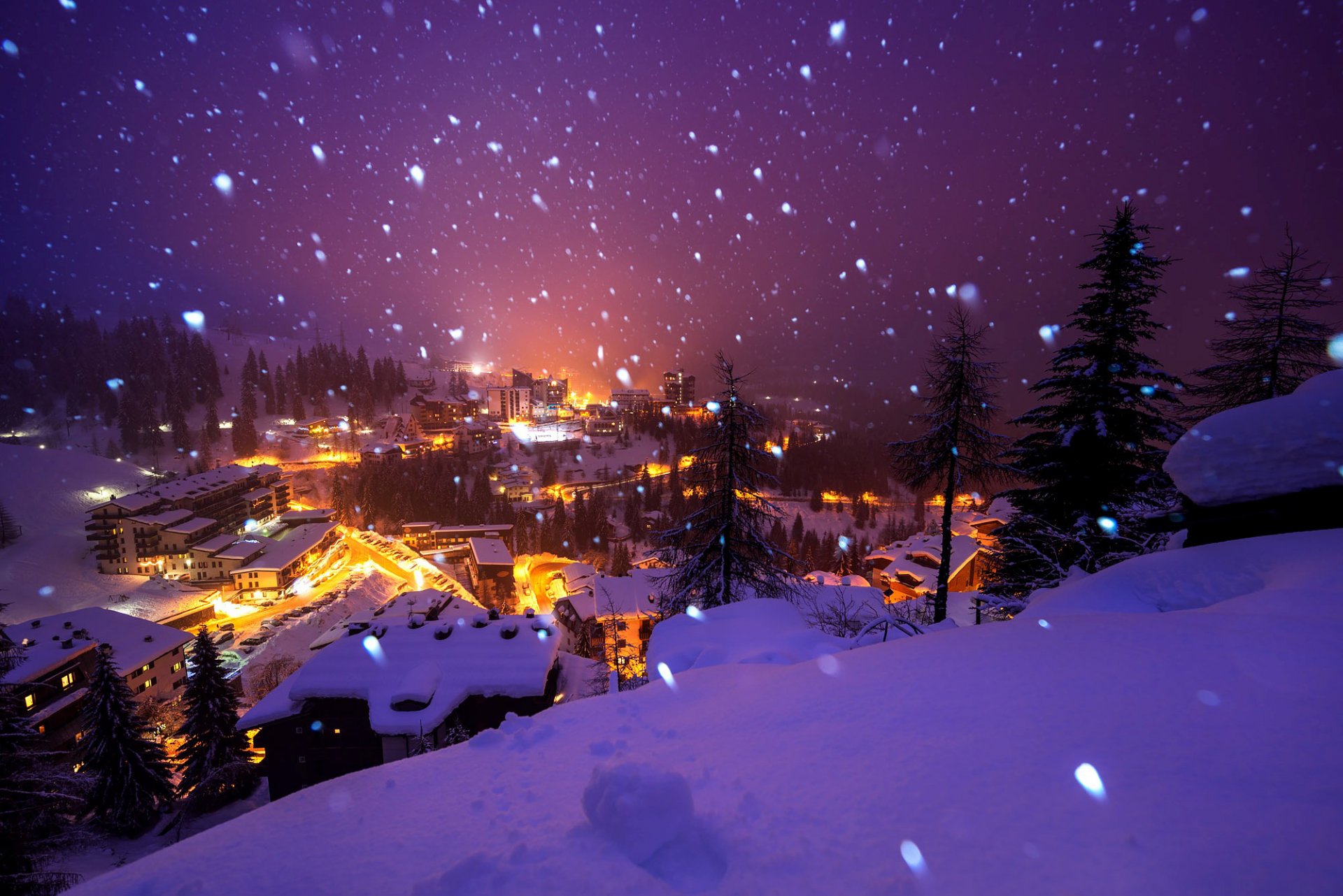 bergamo lombardei orobie italia alpi italien alpen berge bäume fichte winter stadt nacht häuser gebäude dächer schnee licht schneeflocken