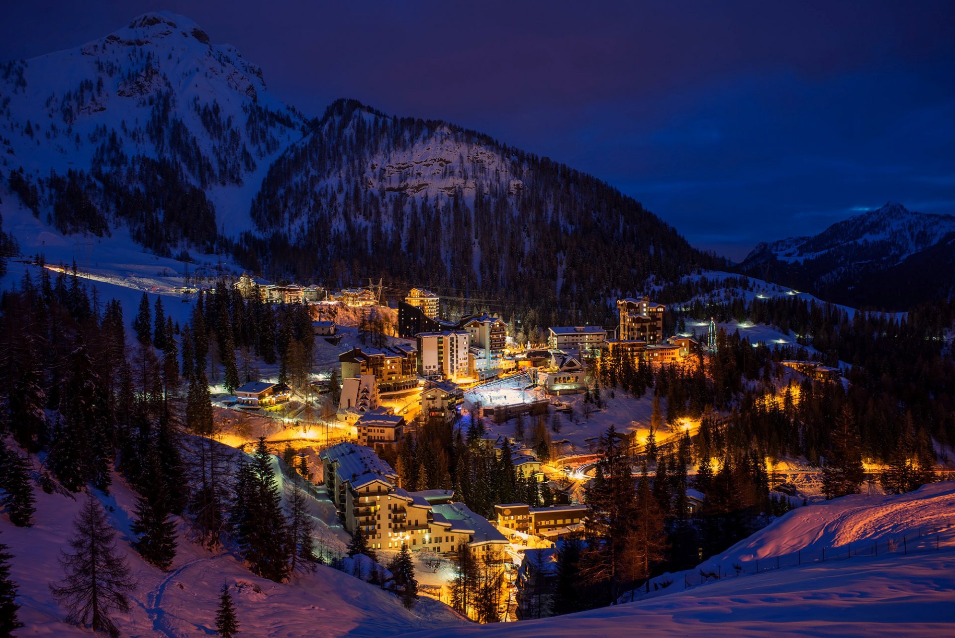 bérgamo lombardía orobie italia italia alpes alpi montañas árboles abeto invierno ciudad noche casas edificios luz