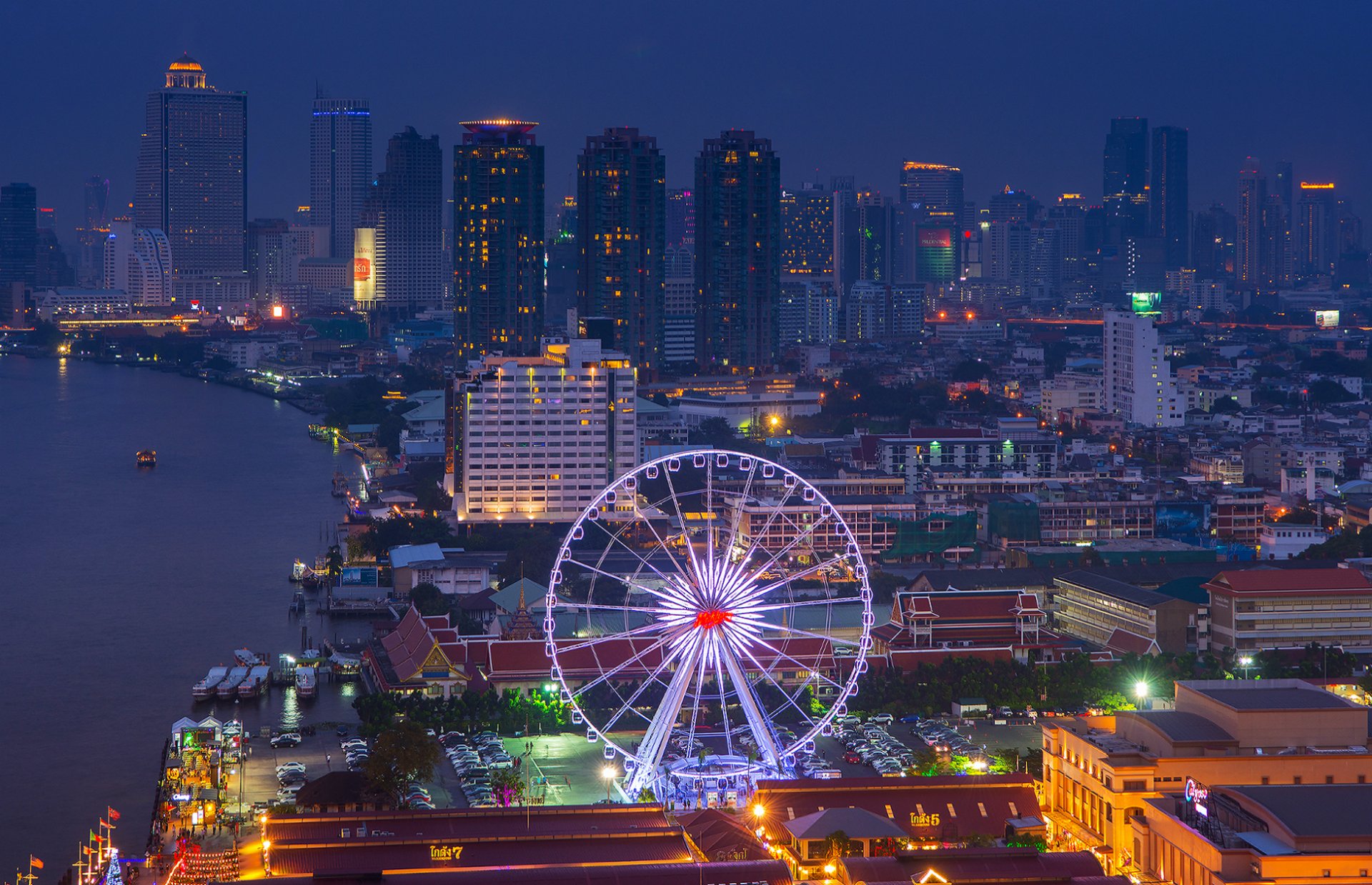 thailand bangkok hauptstadt metropole nachtstadt wolkenkratzer fluss häuser gebäude riesenrad lichter beleuchtung hintergrundbeleuchtung panorama ansicht