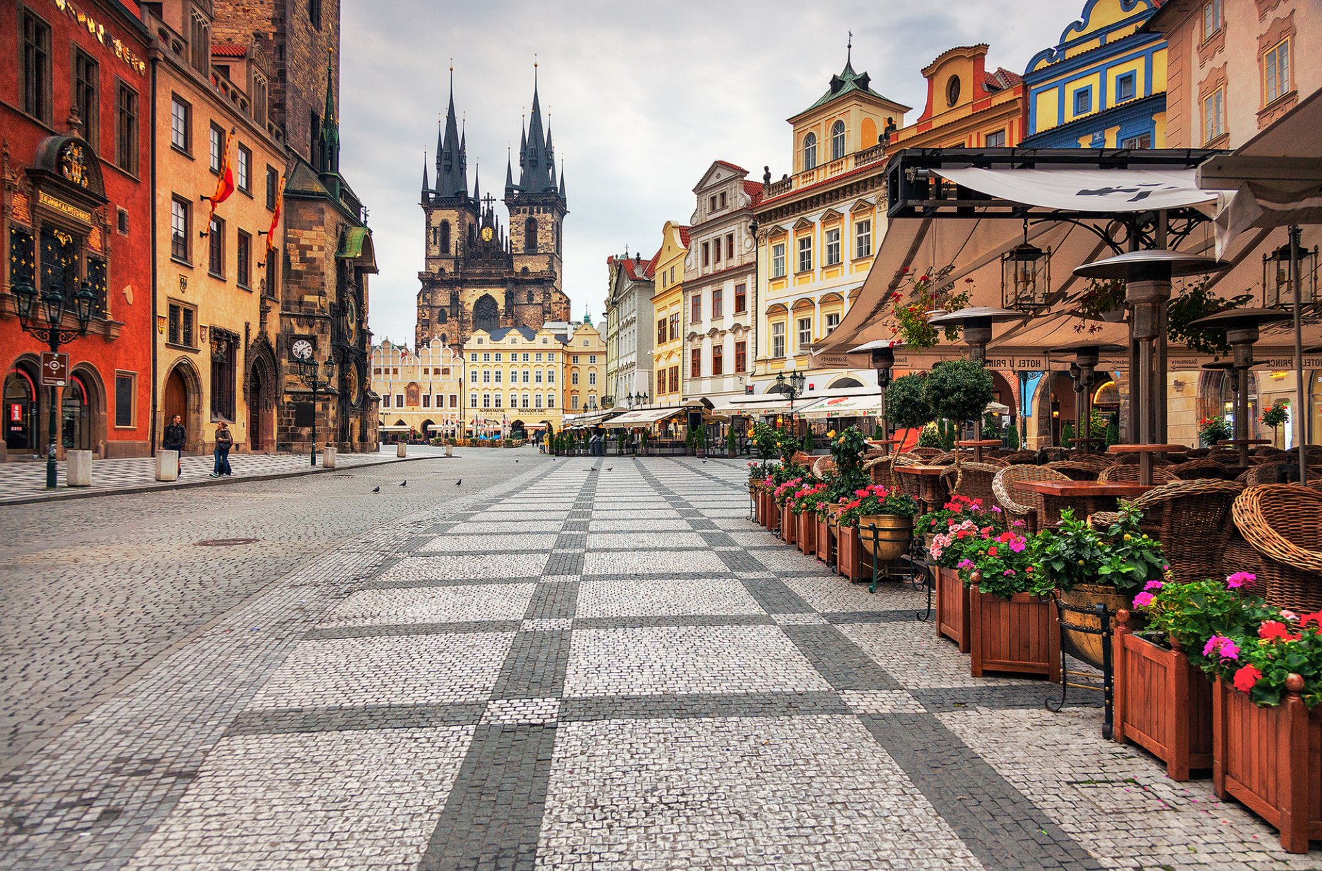 praga czechy czechy česká republika czechy miasto staré město stare miejsce staroměstské náměstí rynek starego miasta týnský chrám świątynia tyńska plac architektura budynki kawiarnia