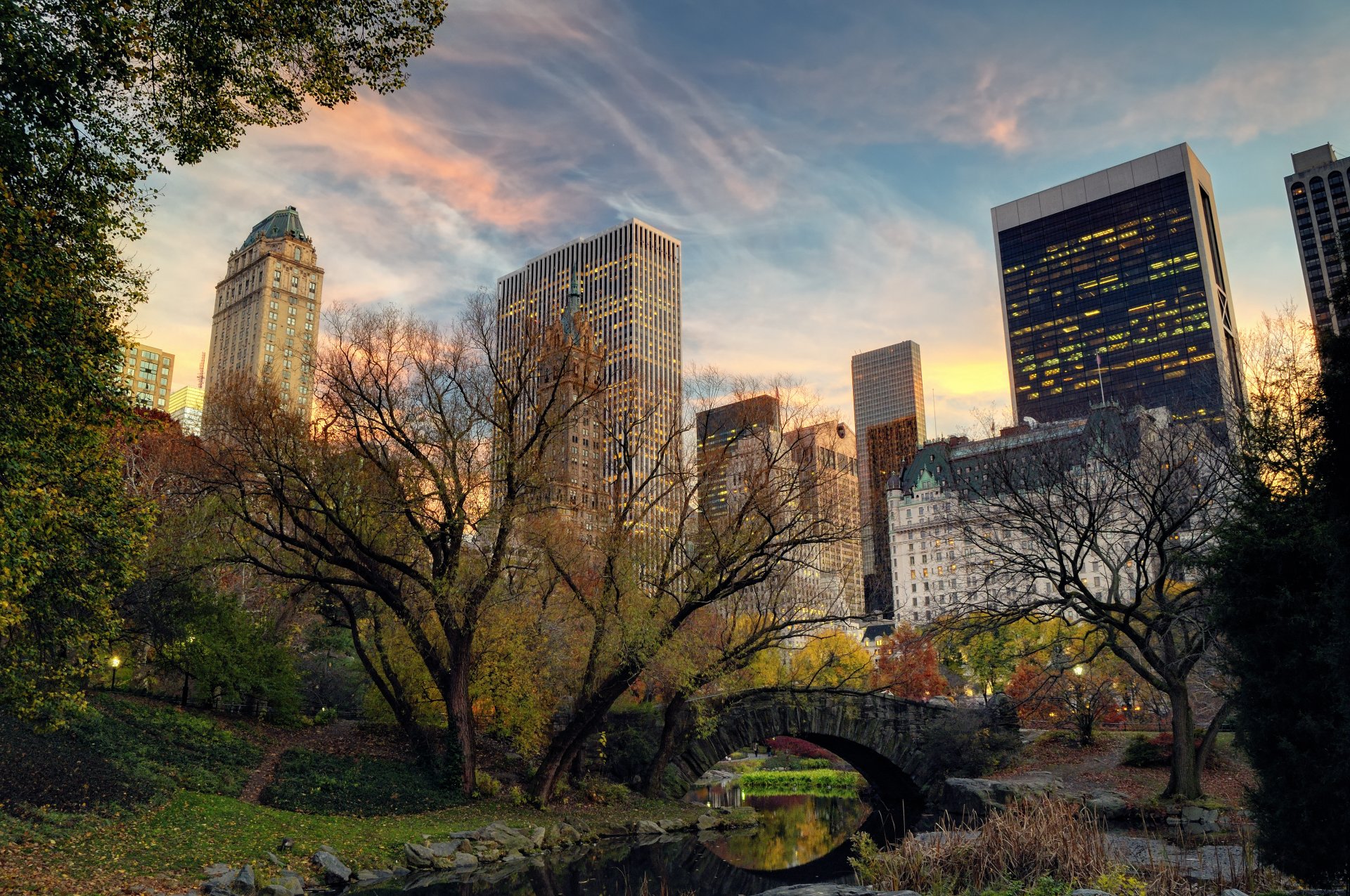 nueva york manhattan central park estados unidos ciudad noche naturaleza árboles puente río rascacielos casas edificios