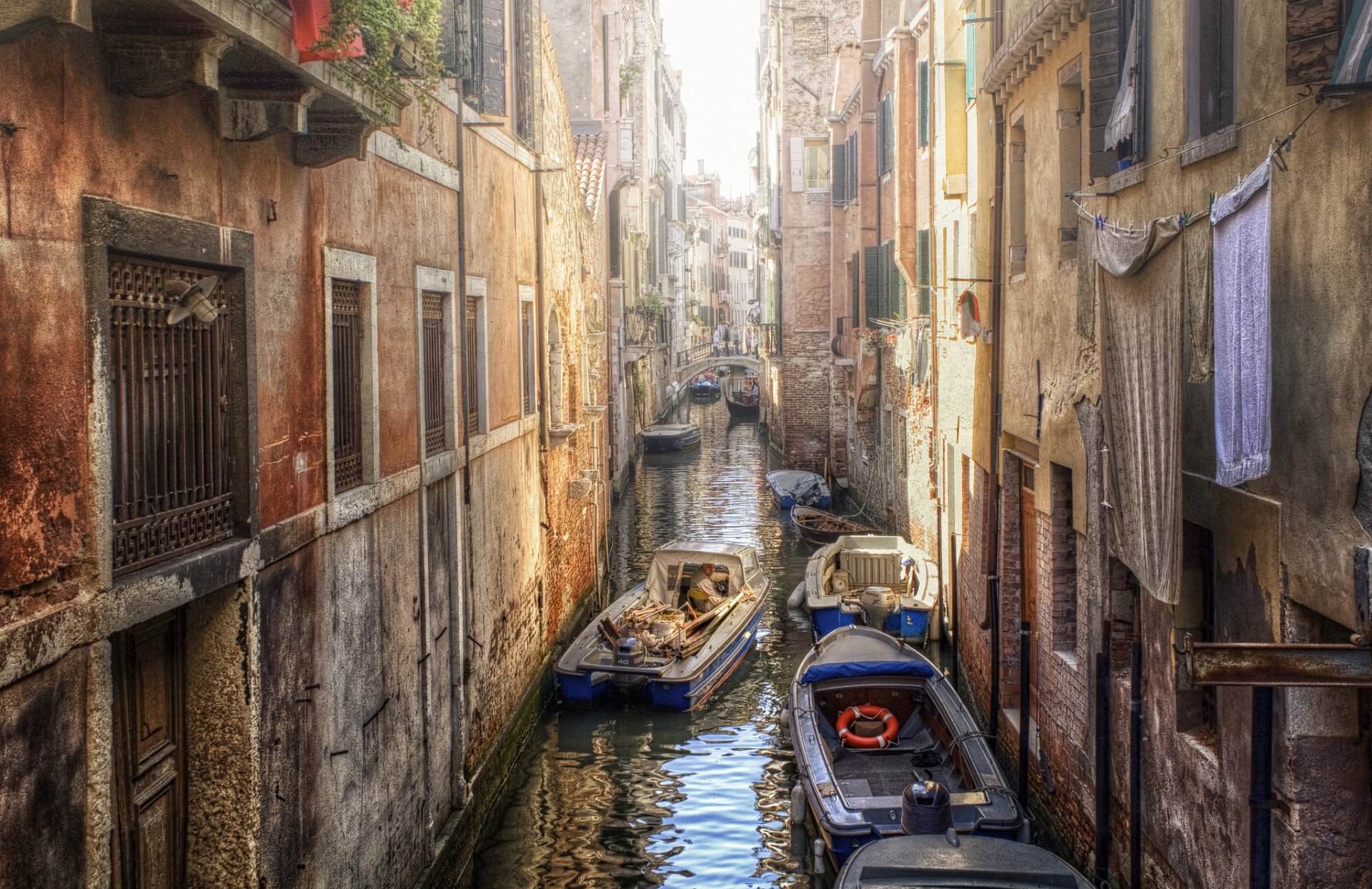 venecia casas canal barcos