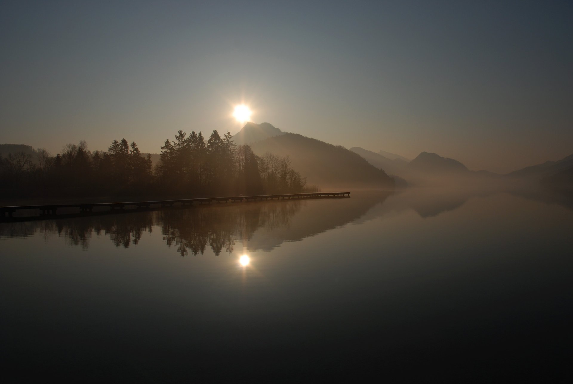 molo superficie molo lago riflessione colline molo