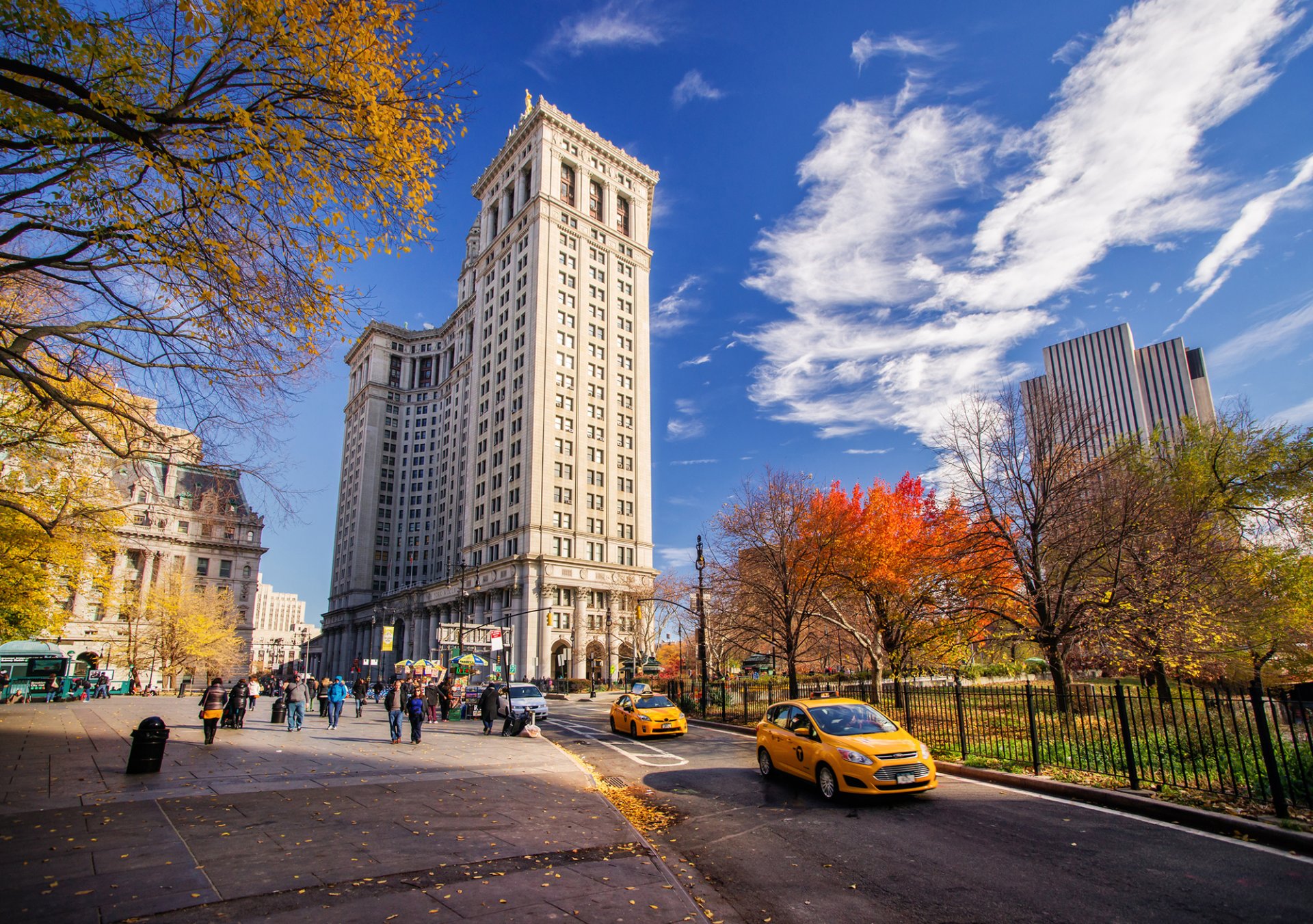 new york manhattan usa città strada strada taxi auto persone autunno parco grattacieli edifici case cielo nuvole