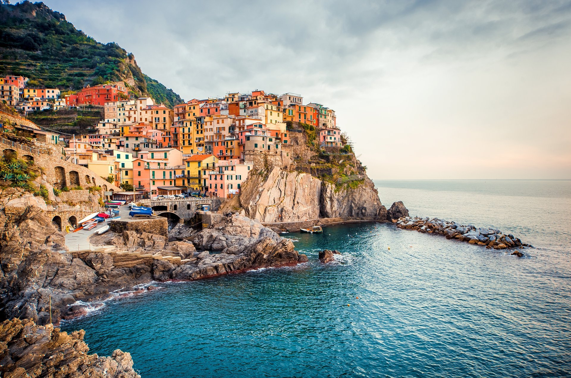 manarola provinz della spezia provinz cinque terre cinque terre italien stadt häuser gebäude küste ligurisches meer steine felsen landschaft