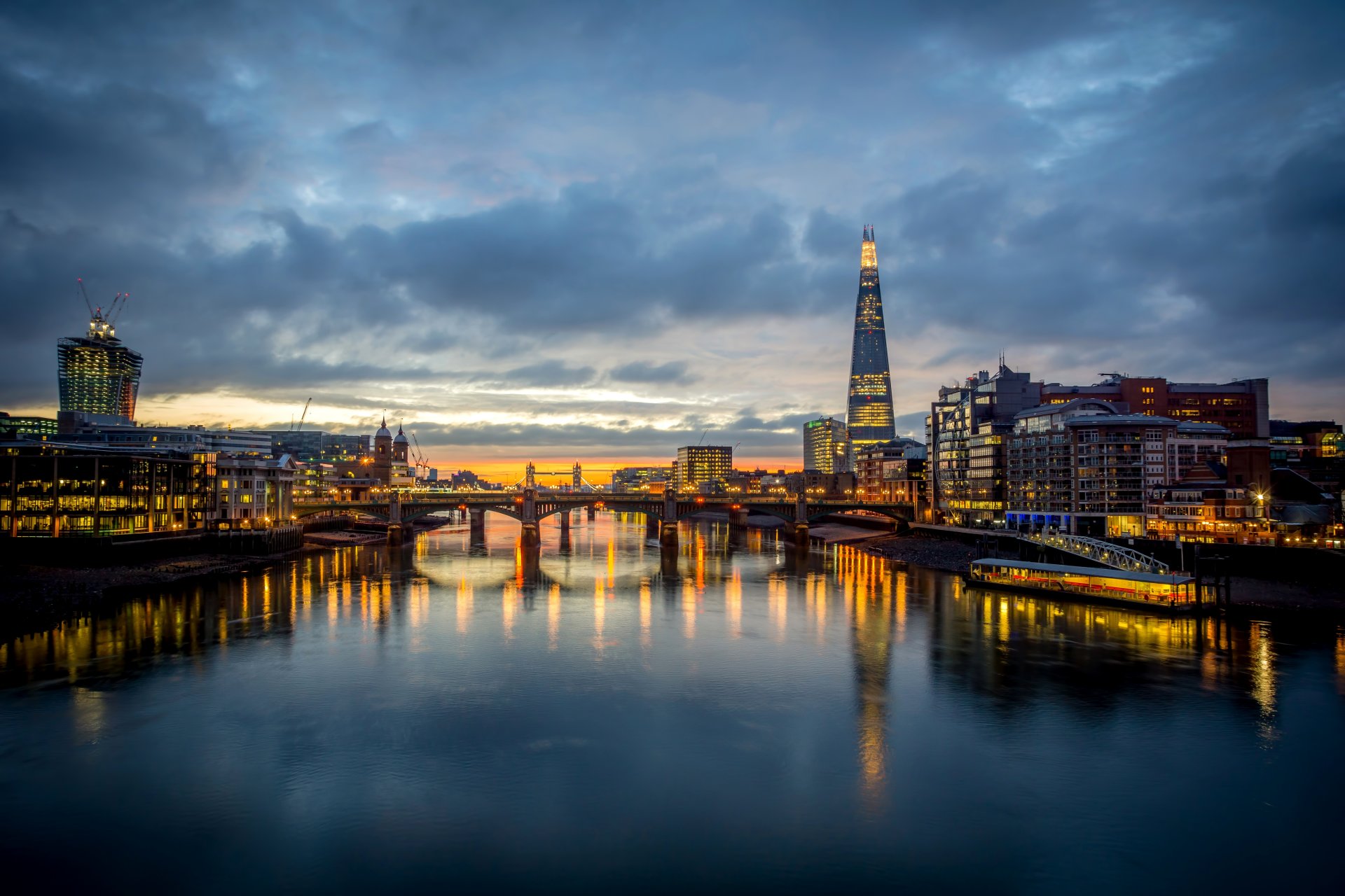 londres angleterre royaume-uni southwark bridge shard ville pont rivière tamise eau réflexion lumière soirée ciel nuages bâtiments gratte-ciel lumières