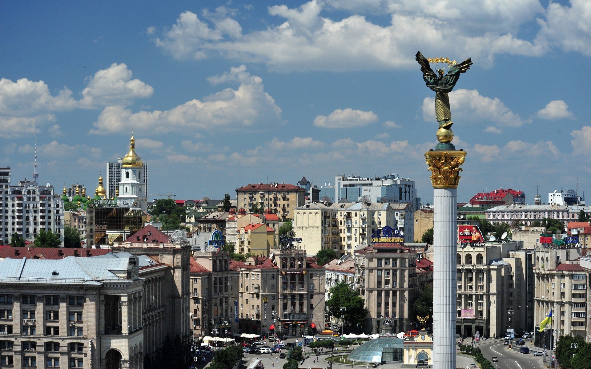 ukraine hauptstadt kiew maidan platz gebäude säule statue himmel wolken