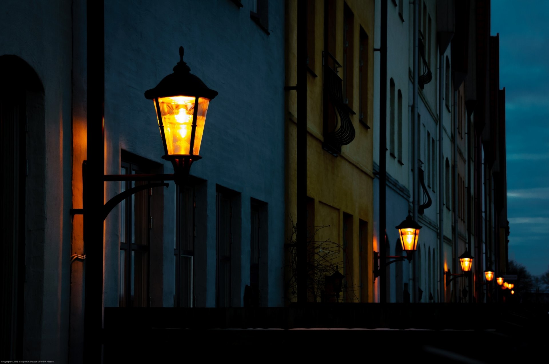 hjärup svezia città strada notte sera casa lanterne illuminazione luce