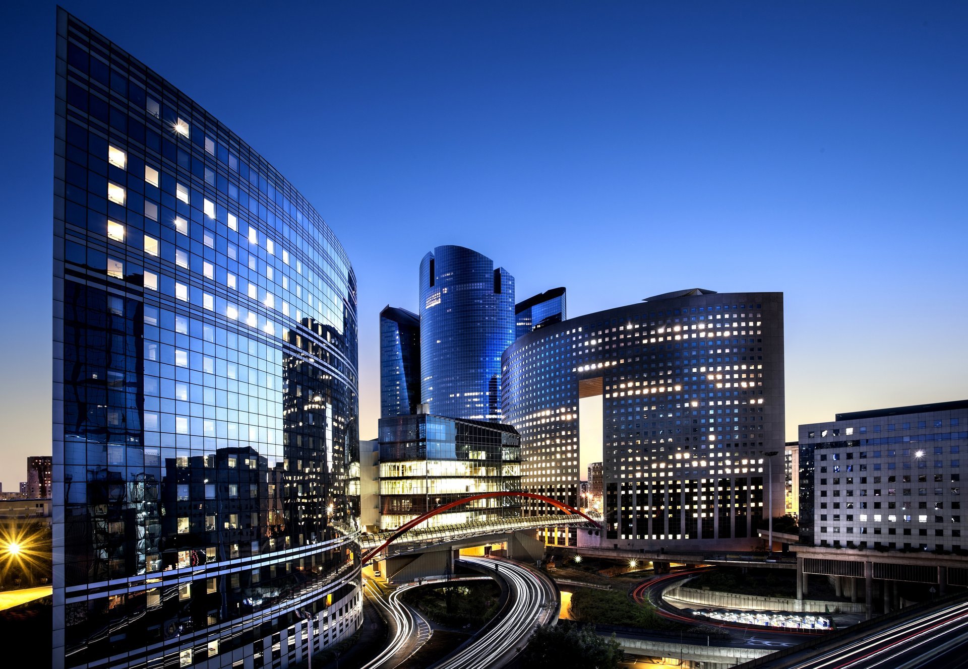 frankreich paris la défense défense stadt nacht dämmerung gebäude türme wolkenkratzer architektur